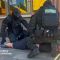 Поліцейські у бронежилетах затримують підозрюваного на землі біля входу у заклад швидкого харчування у Києві