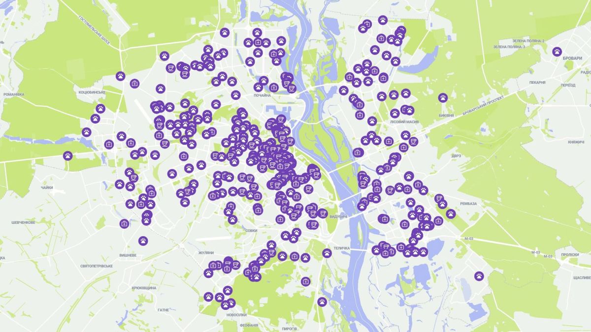 Скріншот пет-френді мапи Києва на сайті ЛУН з фіолетовими позначками 450 локацій для прогулянок з тваринами — майданчики для вигулу, кафе та ветеринарні клініки