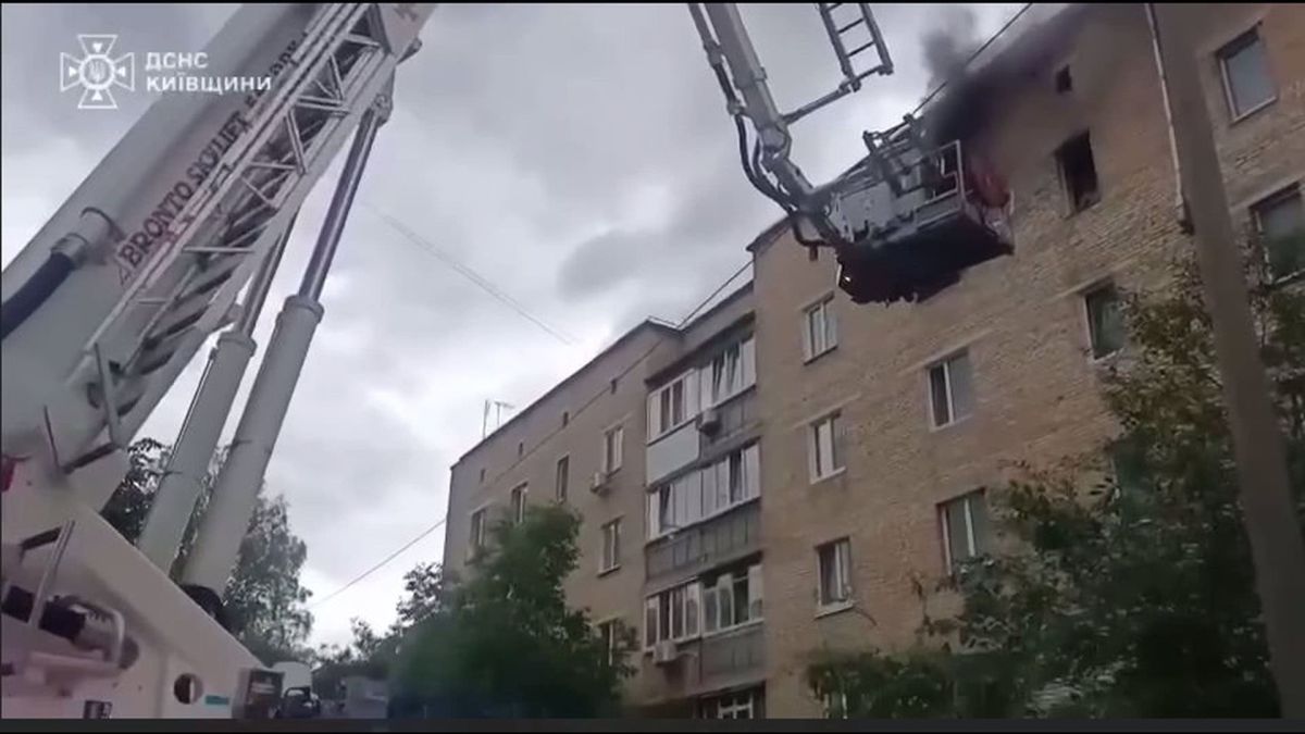 Рятувальники ДСНС Київщини гасять пожежу у квартирі на п'ятому поверсі багатоповерхівки в Ірпені за допомогою автодрабини