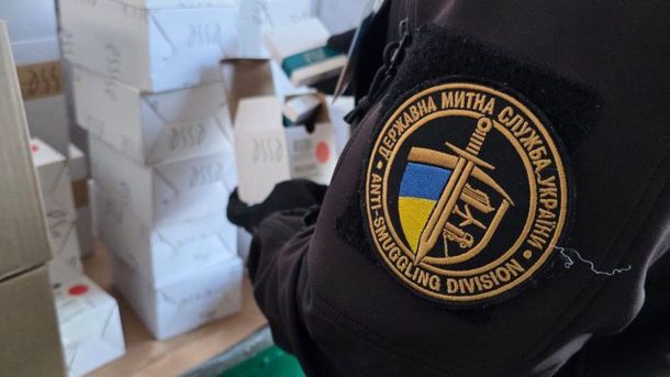 Митник Державної митної служби України під час виконання службових обов'язків — ілюстративне фото Держмитслужби