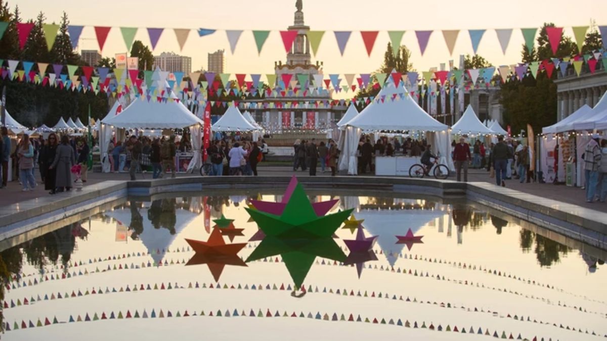 Книжковий фестиваль на ВДНГ у Києві — барвисті намети, прапорці та відвідувачі біля фонтану на майданчику «Книжкової країни»