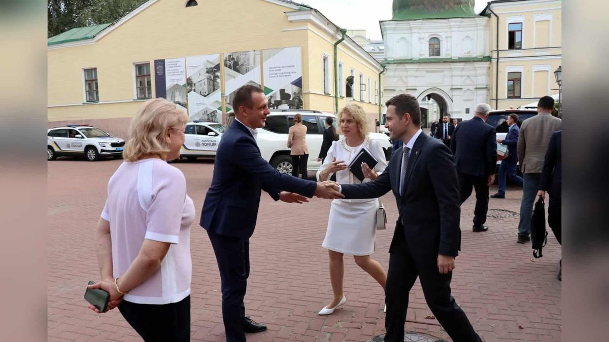 Міністр МЗС Північної Македонії відвідав Софію Київську Міністр закордонних справ і зовнішньої торгівлі Республіки Північна Македонія Тімчо Муцунський під час свого першого візиту до Києва відвідав Націонал