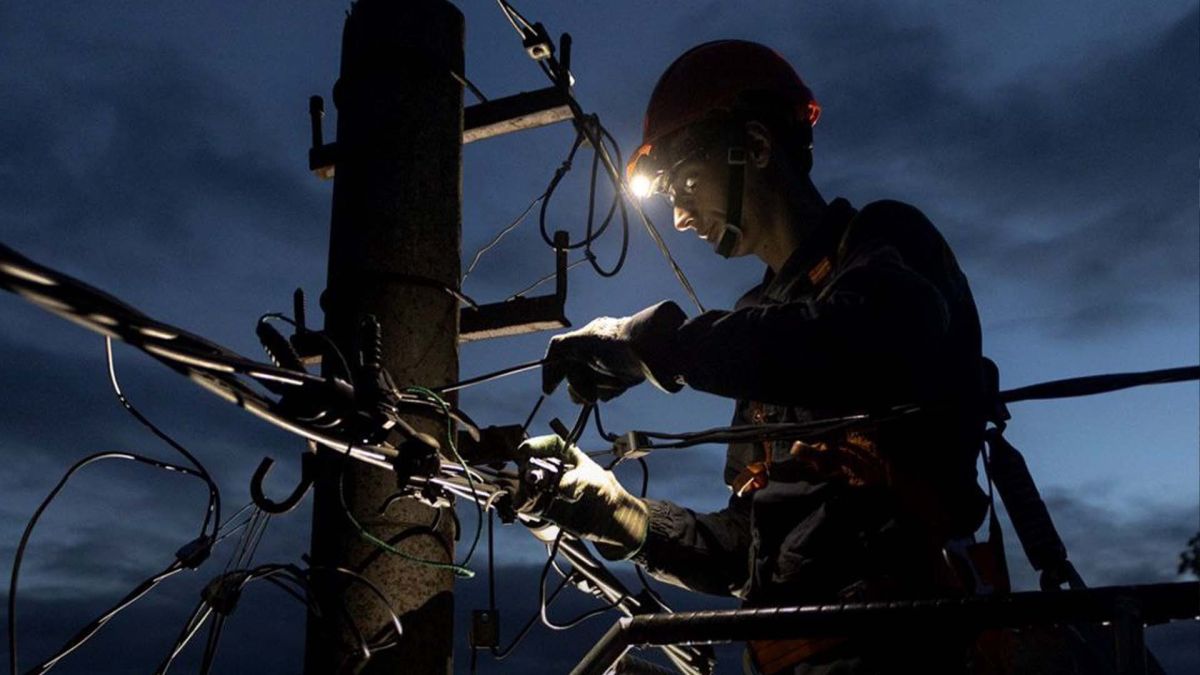 Електрик проводить ремонтні роботи на опорі ЛЕП