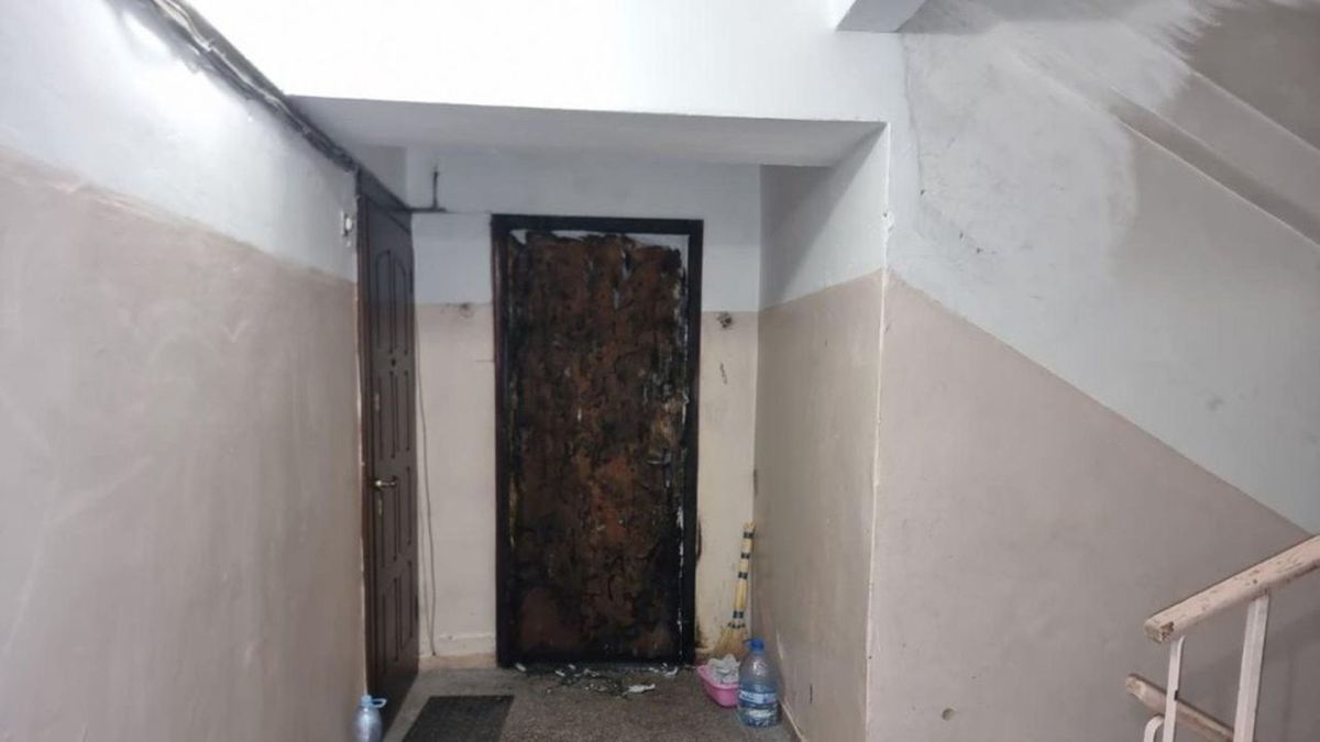 У Києві викрили чоловіка, який підпалив двері за наказом «агента СБУ» Підпалені двері у багатоповерховому будинку