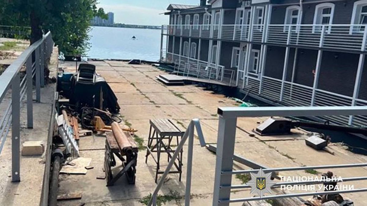 Занедбаний причал «Укрзалізниці» на березі Дніпра в Києві — будівля і розкидані конструкції на бетонному майданчику