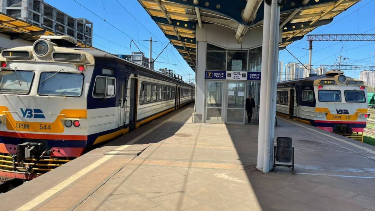 Два електропотяги ЕР9М на платформі Дарницького залізничного вокзалу у Києві з логотипами Укрзалізниці