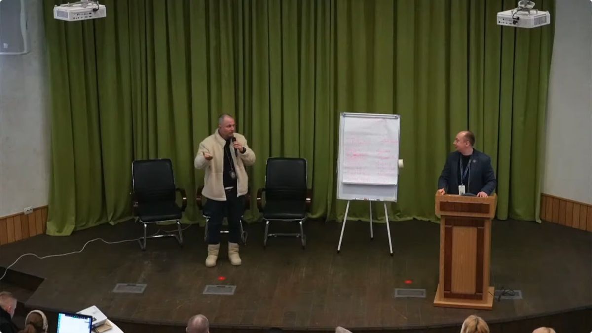 Учасники хакатону з енергетичної незалежності Деснянського району Києва — виступ на сцені перед аудиторією