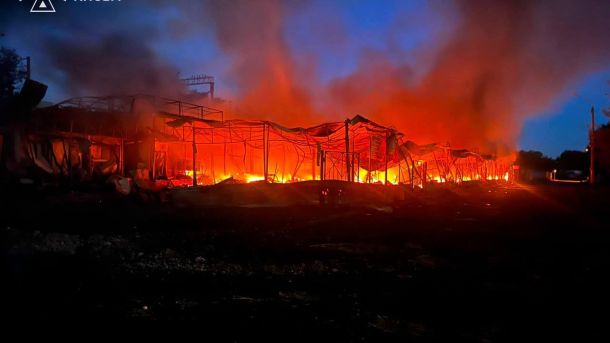 Рятувальники гасять пожежу в Оболонському районі Києва після російської атаки в ніч на 30 липня, 1 загиблий