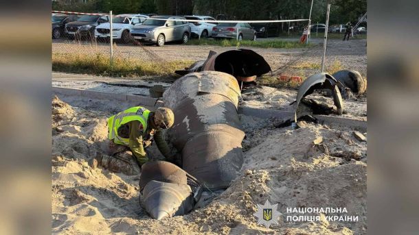 Вибухотехніки розміновують нездетоновану балістичну ракету серед житлових будинків у Дарницькому р-ні Києва