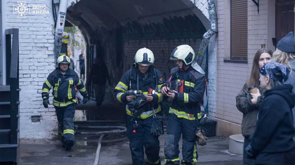 Пожежа в ресторані на Рейтарській ліквідована за 28 хвилин Троє пожежників входять у двір будівлі на Рейтарській
