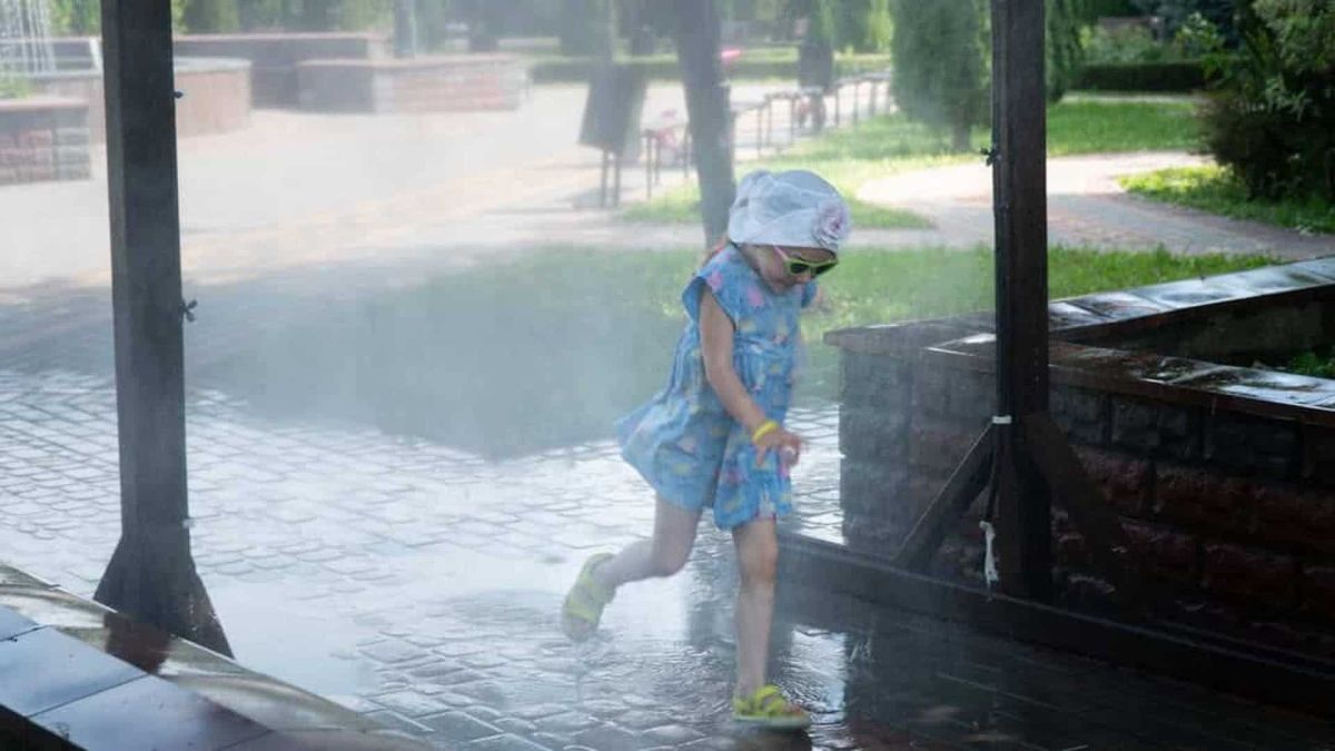 У Києві встановлюють рамки-розпилювачі води для охолодження: ілюстративне зображення мистиння парку в спеку для зниження температури