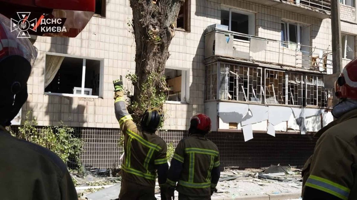 Рятувальники ДСНС оглядають пошкоджений вибухом житловий будинок з вибитими вікнами в Києві 20 серпня 2026 року