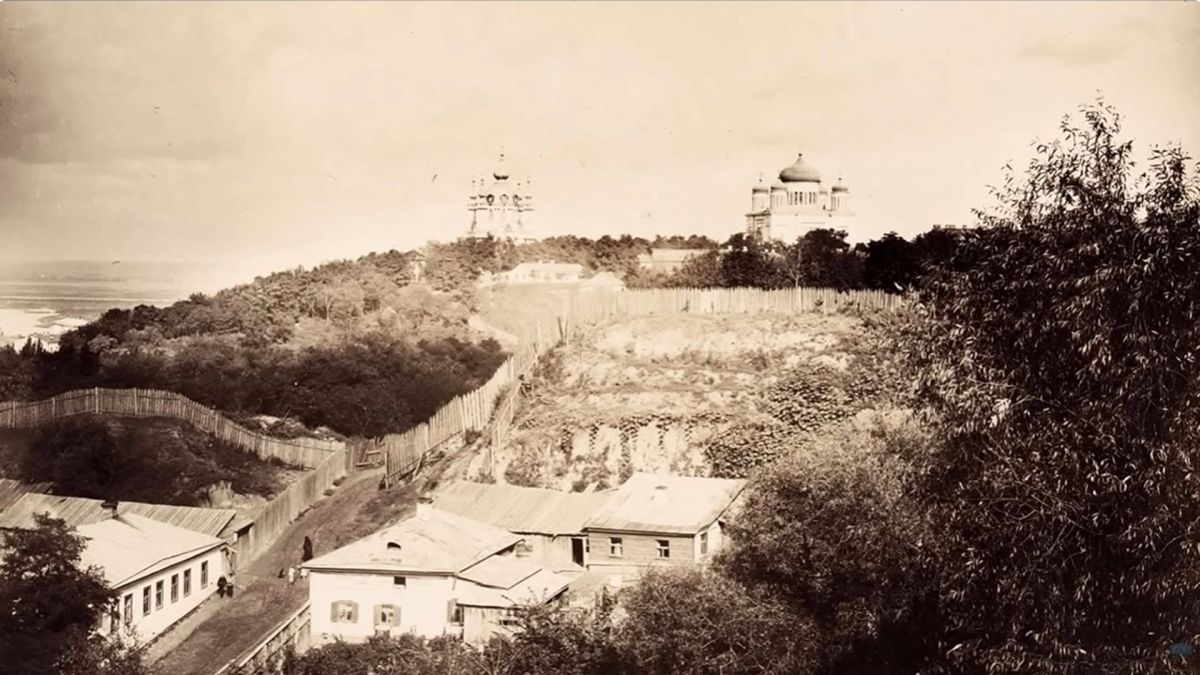 Чорно-біле фото XIX століття: вид на Старокиївську гору з церквами та дерев'яним частоколом давніх укріплень Києва