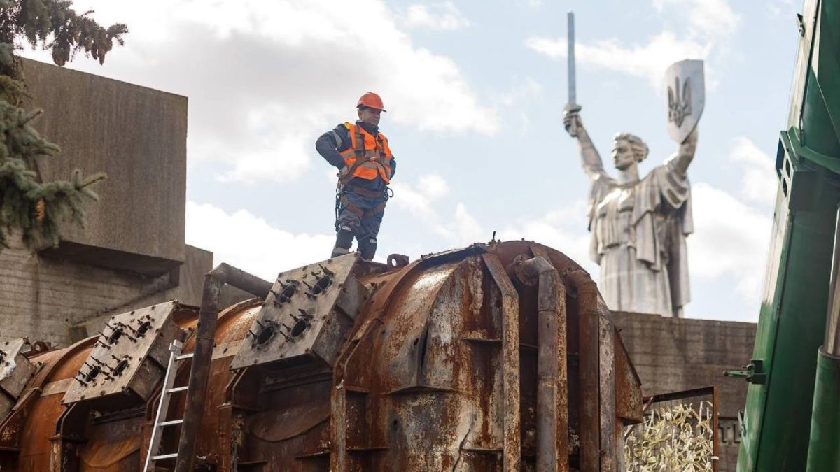 Працівник ДТЕК під час роботи на тлі монументу Батьківщина-мати в Києві