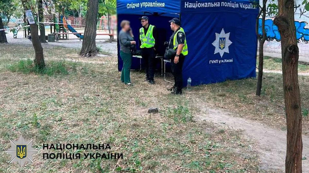 Наметовий пункт слідчо-оперативної групи Нацполіції біля дитячого майданчика в Києві після обстрілу РФ, 29 серпня 2026 року