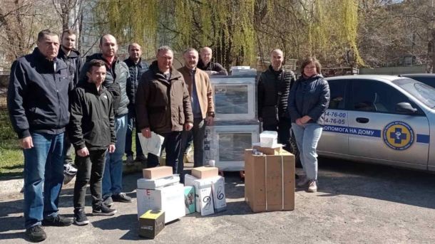 Працівники ветеринарної служби Києва біля нового діагностичного обладнання для державних ветлікарень