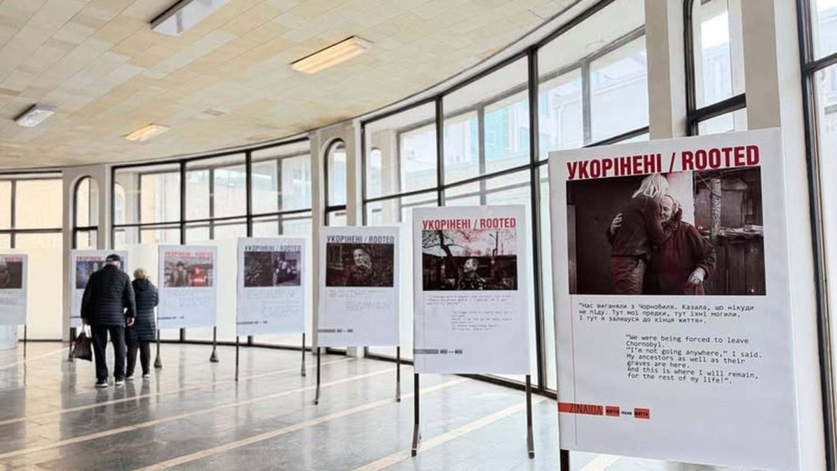Стенди фотовиставки Укорінені у вестибюлі станції метро Золоті Ворота в Києві, квітень 2026 року