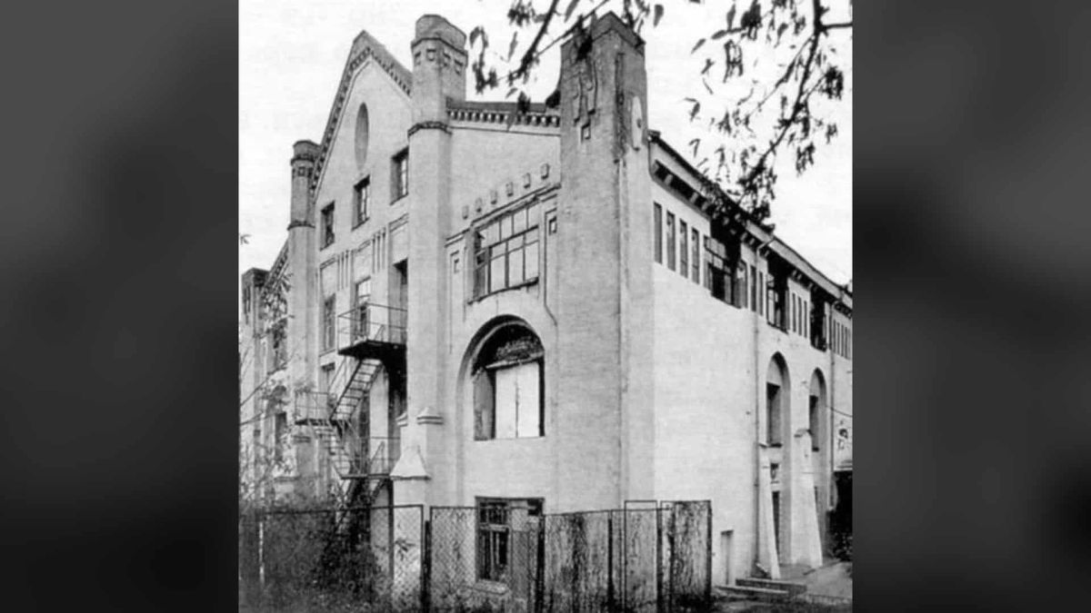 Архівне фото дизель-моторної станції млина Бродського 1912 року в неоготичному стилі на Набережно-Хрещатицькій, 1а в Києві — знесена у 2005 році