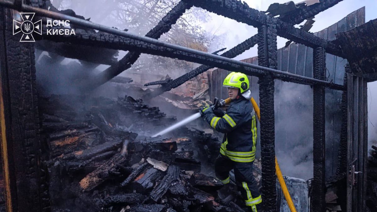 Рятувальник ДСНС гасить згарище приватного житлового будинку на вулиці Садовій у Дарницькому р-ні Києва
