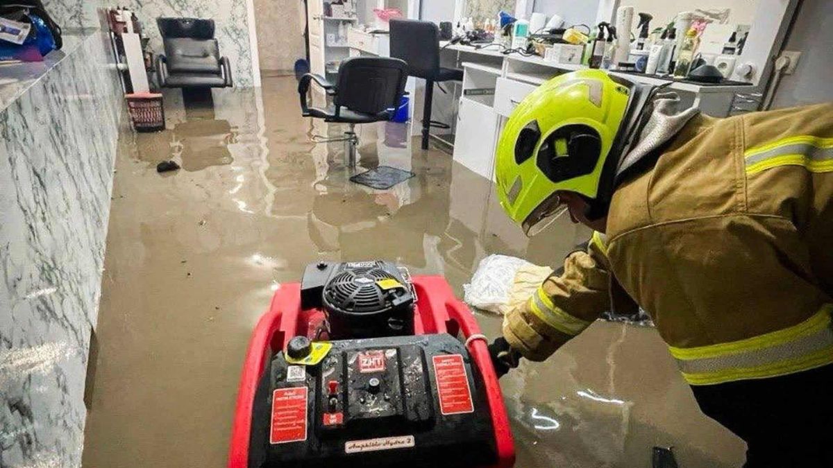 Підтоплення в Обухові та Тарасівці: ДСНС відкачує воду Рятувальники ДСНС відкачують воду з підтоплених підвалів в Обухові та Тарасівці після зливи на Київщині