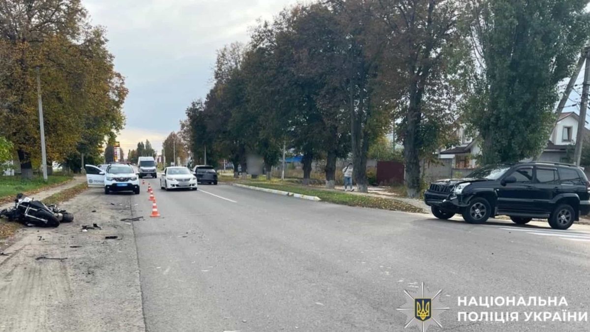 Мотоцикліста травмовано в ДТП з Toyota Prado у селі Гора на Бориспільщині Перекинутий мотоцикл на узбіччі та позашляховик із пошкодженим передом на дорозі в селі Гора, поруч поліція