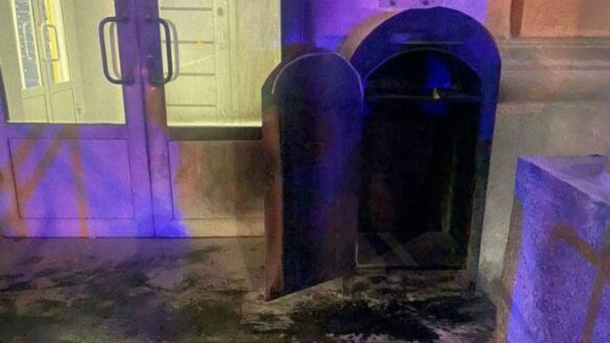 Спалений поштомат біля відділення Укрпошти