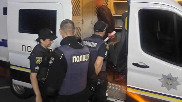Київпастранс втрачає 34 тисячі пасажирів щодня через ремонт біля метро «Чернігівська» Поліцейські Київщини затримали раніше судимого мешканця Пустовітів, який викрав ВАЗ 2106 у сусіда
