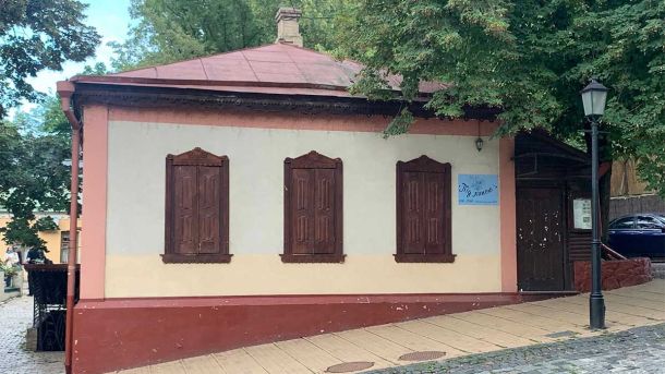 У Київському військовому госпіталі відкрили вуличний кінотеатр для реабілітації захисників