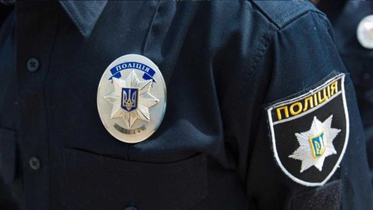Форма українського поліцейського з жетоном та нашивкою