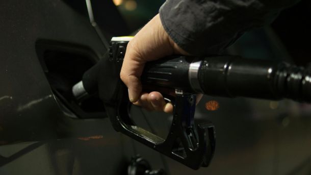 У Києві понад 2 600 будинків без тепла: тривають аварійні відключення світла Заправляння автомобіля паливом