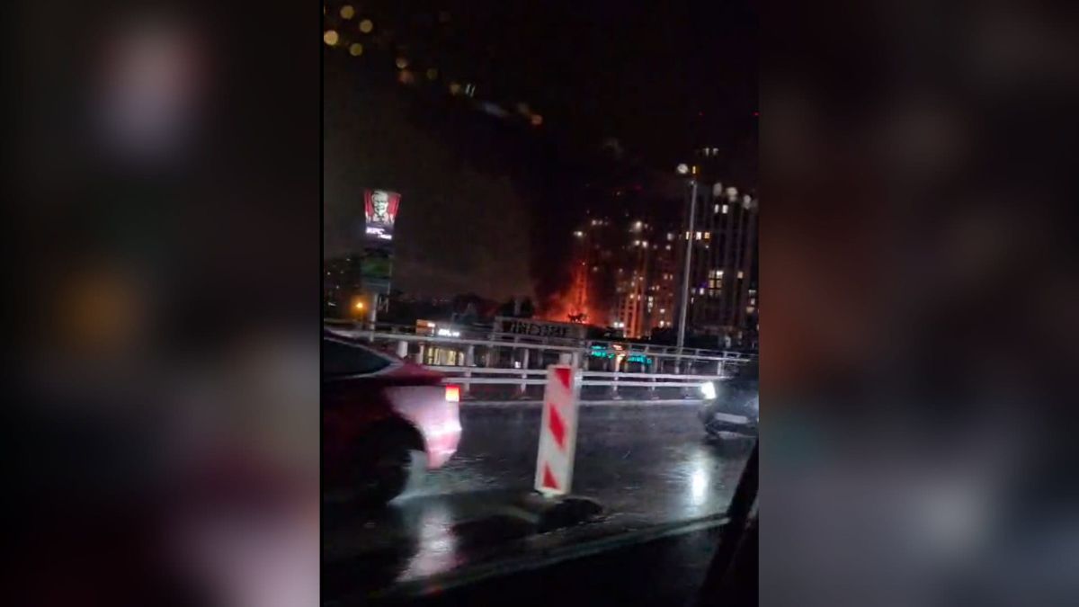 У Дарницькому р-ні БпЛА влучив у 25-поверхівку, попередньо 4 постраждалих Заграва пожежі біля багатоповерхових будинків у Дарницькому р-ні Києва після влучання БпЛА, нічна мокра траса