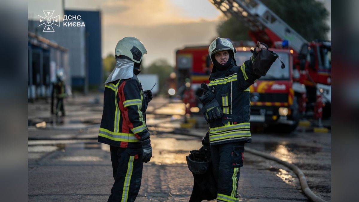 Рятувальники гасять масштабну пожежу площею 3000 кв. м у нежитловій будівлі Голосіївського району Києва після російського обстрілу