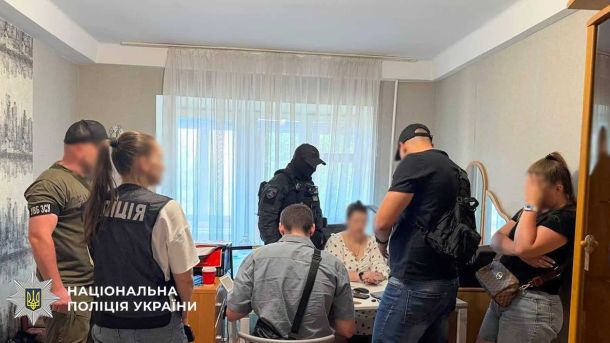 У Києві викрили підпільні офіси з підробки медичних довідок Вилучені поліцією Києва понад 5 тисяч медичних бланків і 370 печаток із підпільних офісів підробки документів