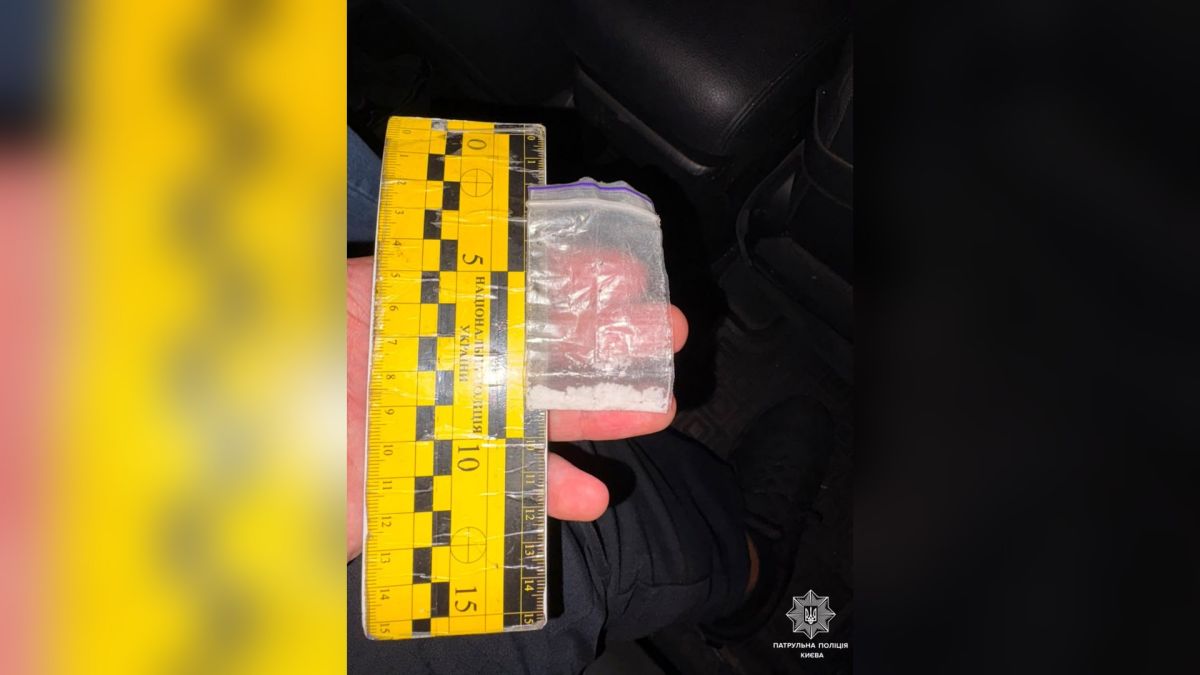 На Кирилівській і Світлицького патрульні виявили наркотики у двох містян Патрульні поліцейські Києва виявили ймовірні наркотики у двох містян на вулицях Кирилівській та Світлицького