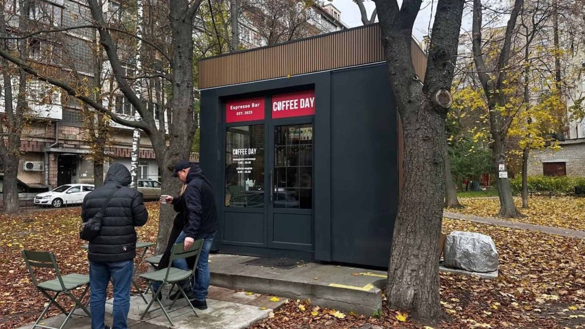 Два роки реформи МАФів: правий берег розчищено, 20 млн у бюджеті Новий кіоск Coffee Day встановлений за єдиним архетипом реформи МАФів у Києві серед осіннього листя на тлі житлових будинків