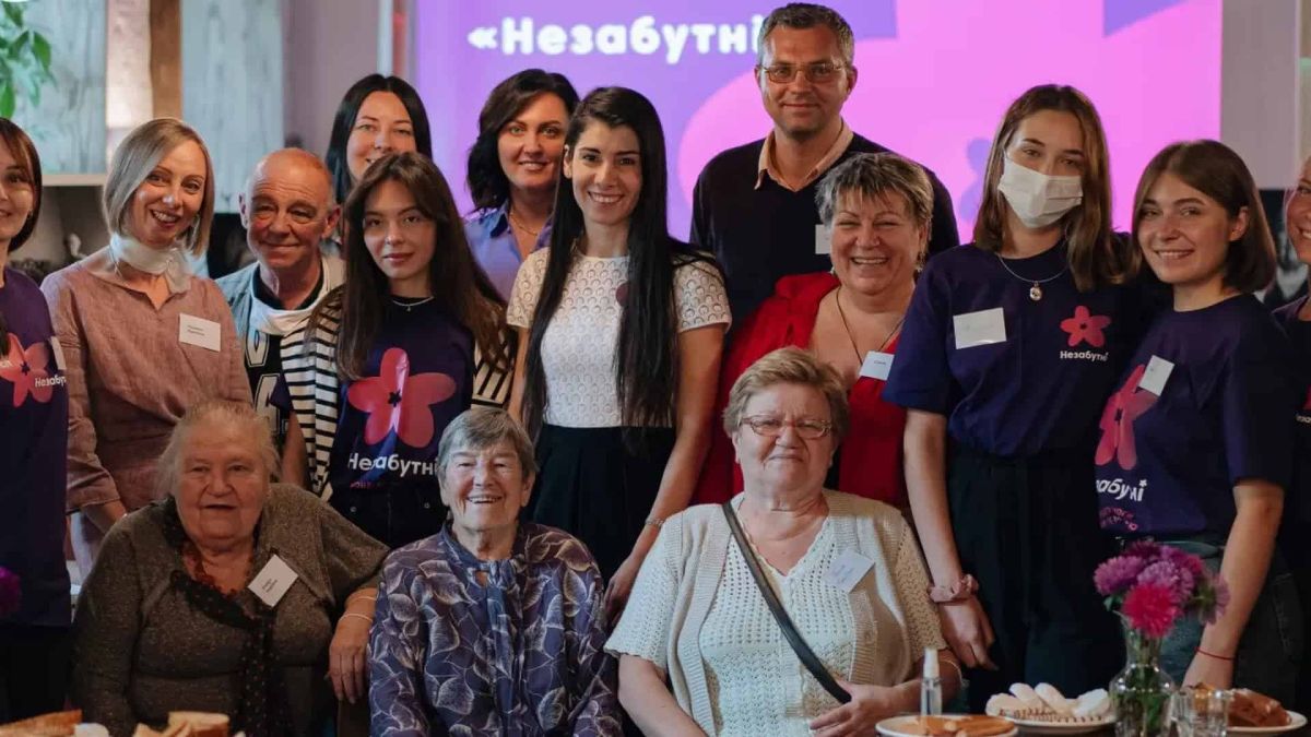 У Києві представлять книжку про бабусю з деменцією Учасники «Кафе Незабутні» — люди з деменцією, їхні родини та волонтери фонду за спільним столом