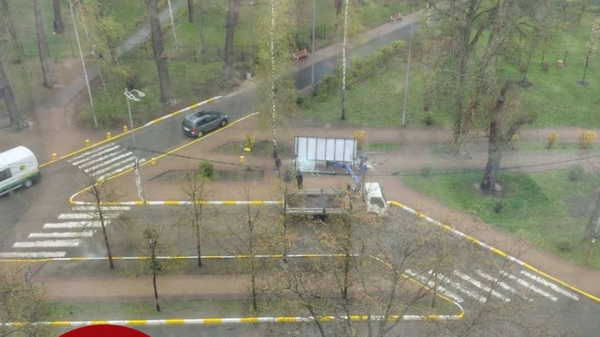 Наслідки штормового вітру у Бучі на Київщині 26 квітня 2026 року — вигляд з вікна на затоплену вулицю та вантажівку під час негоди