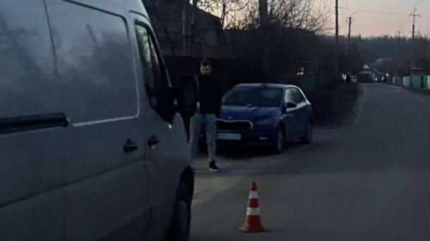 Поліцейські на місці ДТП на Фастівщині, де автомобіль Renault збив 9-річну дівчинку