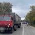 Червона вантажівка Камаз на узбіччі сільської дороги, позаду поліцейське авто і швидка на місці ДТП у Городищі-Пустоварівському