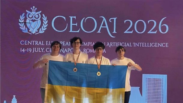 Киянина засуджено на 7 років і 5 місяців: смертельне побиття брата пляшкою Четверо українських школярів з прапором України на сцені Європейської олімпіади зі штучного інтелекту CEOAI 2026