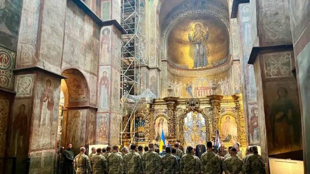 З Русанівського каналу в Києві дістали тіло людини Військові капелани шикуються в Софійському соборі на церемонії випуску 14-го курсу підготовки капеланської служби ЗСУ