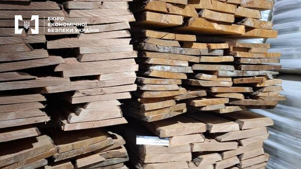 Мішки сухості для дерева та пиломатеріали для будівництва у складі на складі.