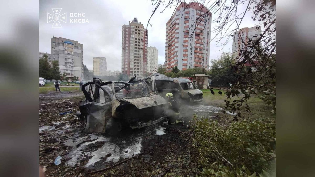 Пожежа у дворі багатоповерхівки в Дарницькому р-ні Києва після російського обстрілу: знищено 3 авто, пошкоджено понад 10