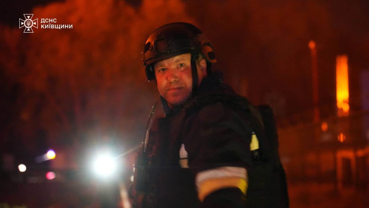 Рятувальник ДСНС Київщини вночі на місці пожежі у складських приміщеннях Гостомеля після російської атаки