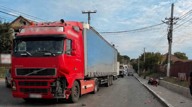 Перехрестя у селі Гореничі на Бучанщині, де вантажівка Volvo зіткнулася з електромотоциклом і загинув 22-річний водій