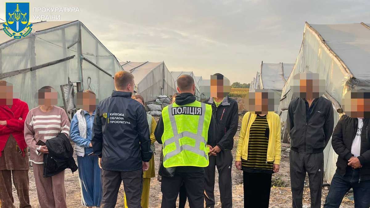 Представники поліції та прокуратури біля людей, які потрапили в трудове рабство