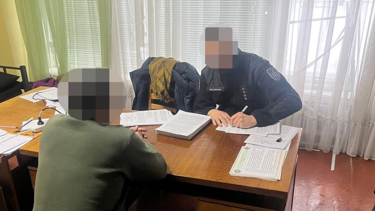 Працівник ДБР у службовому кабінеті спілкується з підозрюваним