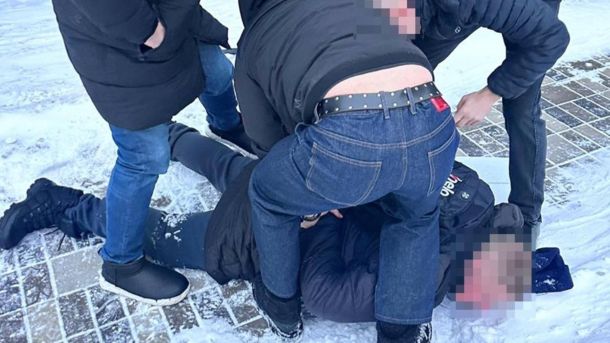 Троє правоохоронців затримують підозрюваного
