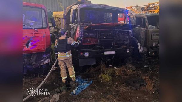 Атака на Київ: пошкоджено Південний міст, пожежа в Дніпровському р-ні Рятувальники гасять пожежу двох вантажних автомобілів на вулиці Жмеринській у Святошинському р-ні Києва, 1 жовтня
