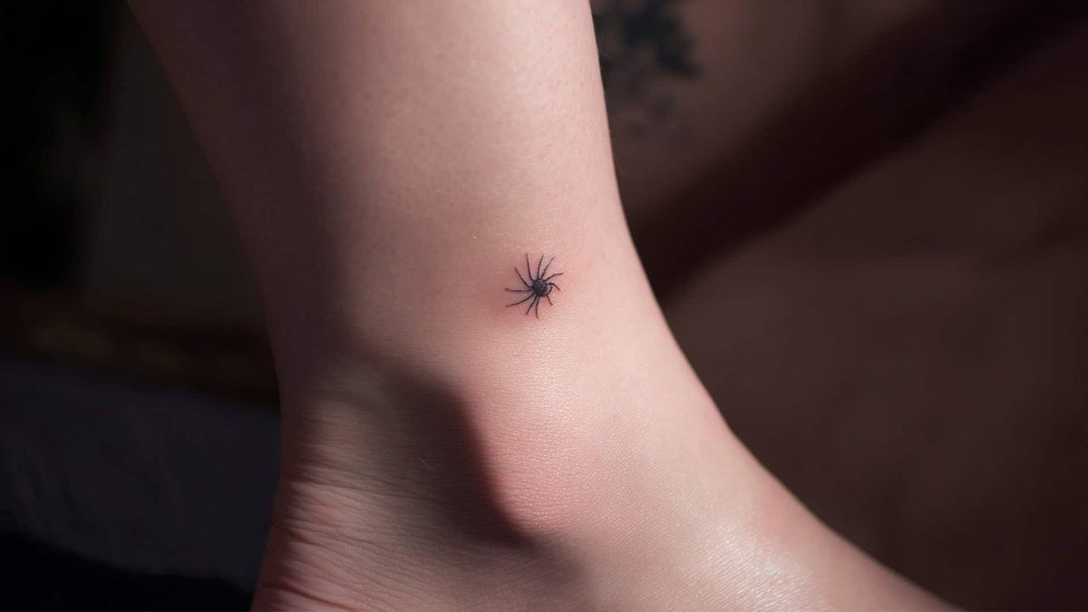 Кліщ на шкірі людини — ілюстрація до попередження про хворобу Лайма та активність іксодових кліщів у Києві навесні